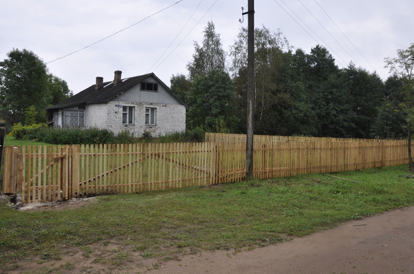 Строительство забора возле ФАПа в деревне Ямище